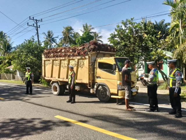 Personel Satlantas Polres Aceh Barat menertibkan angkutan sawit di sejumlah ruas jalan, Rabu (26/8/2026). Dok. Polres Aceh Barat
