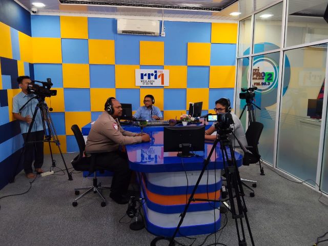 Kanit Kamsel Satlantas Polres Aceh Barat saat mengisi talkshow keselamatan berlalu lintas di RRI Meulaboh, Rabu (26/8/2026). Dok. Polres Aceh Barat