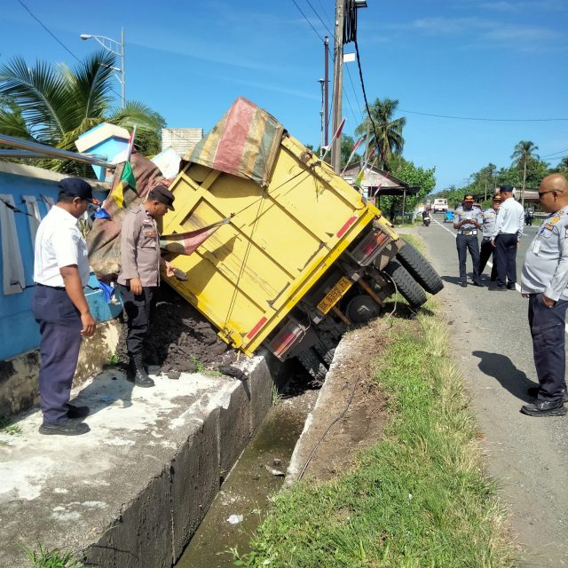 Personel Polsek Samatiga menangani kecelakaan tunggal mobil Colt yang masuk ke parit di Jalan Nasional Meulaboh–Banda Aceh, Gampong Teungoh, Aceh Barat, Kamis (27/8/2026).