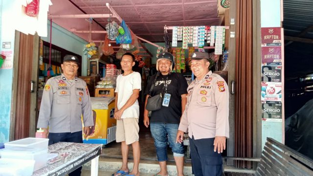 Personel Polsek Sungai Mas berdialog dengan warga saat melaksanakan patroli dialogis simpatik di Gampong Tutut, Kecamatan Sungai Mas, Kabupaten Aceh Barat, Kamis (27/8/2026).
