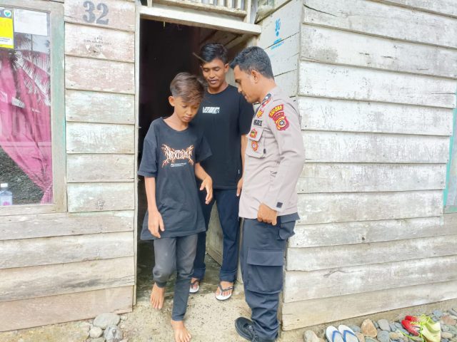 Personel Polsek Pante Ceureumen menyambangi warga dan menyampaikan imbauan pencegahan curanmor, termasuk penggunaan kunci ganda pada sepeda motor, di Gampong Manjeng, Kecamatan Pante Ceureumen, Aceh Barat, Kamis (27/8/2026).