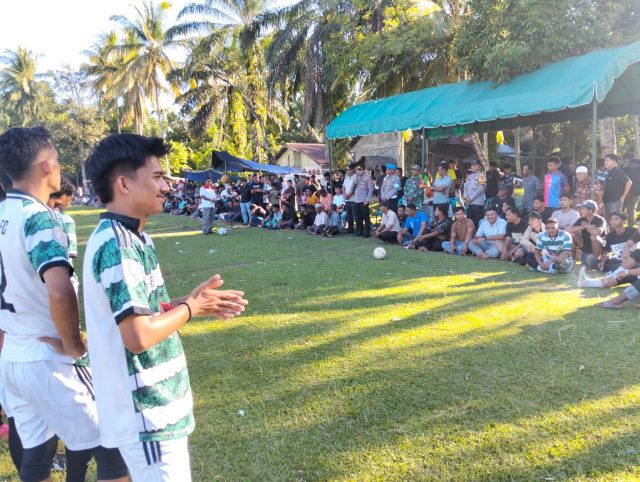 Kapolsek Woyla Barat IPTU Munandar, S.H., menyerahkan trofi juara kedua kepada perwakilan kesebelasan Ulee Pulo usai pertandingan final turnamen sepak bola HUT ke-81 Kemerdekaan RI di Lapangan Gampong Karak, Kecamatan Woyla Barat, Aceh Barat, Kamis (27/8/2026).