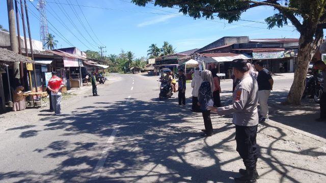 Personel Polsek Bubon bersama WH Aceh Barat melaksanakan pengamanan dan penertiban Qanun Syariat Islam di Kecamatan Bubon, Jumat (28/8/2026).