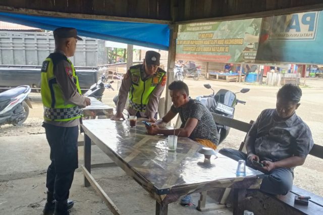 Personel Polsek Woyla Barat Polres Aceh Barat berdialog dengan warga Gampong Pasi Mali saat patroli kamtibmas untuk memperkuat kewaspadaan dan menjaga keamanan lingkungan, Sabtu (29/8/2026).