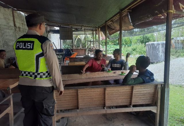 Personel Polsek Arongan Lambalek menyambangi warga di warung kopi Gampong Cot Jurumudi, Kecamatan Arongan Lambalek, sekaligus menyampaikan pesan-pesan kamtibmas, Sabtu (29/8/2026).