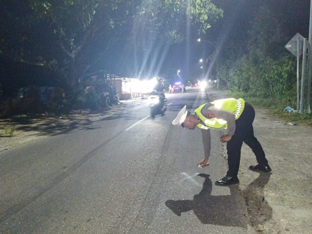 Personel Satlantas Polres Aceh Barat melakukan penanganan dan olah TKP kecelakaan beruntun yang melibatkan empat kendaraan di Desa Marek, Kecamatan Kaway XVI, Jumat (28/8/2026).