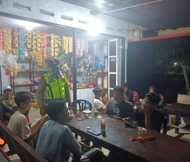 Personel Polsek Woyla Barat berdialog dengan warga dan pemuda Gampong Peuleukung saat patroli malam sekaligus menyampaikan imbauan agar tidak mudah terprovokasi hoaks dan isu yang belum terverifikasi, Sabtu (29/8/2026).