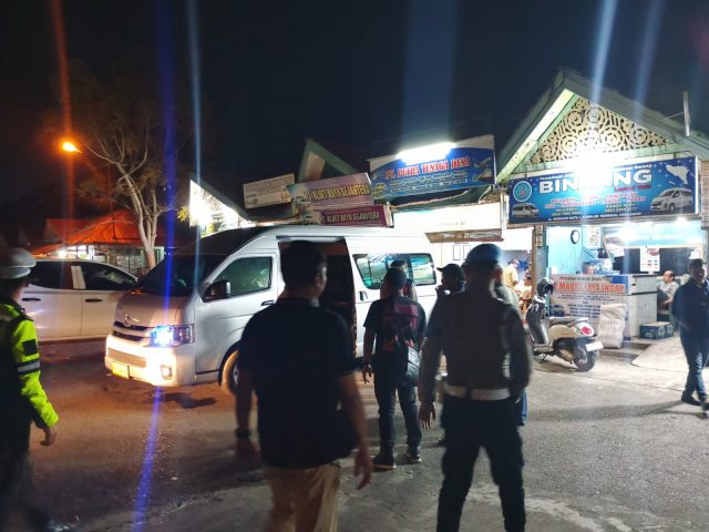 Personel Polres Aceh Barat melaksanakan patroli Cipta Kondisi melalui KRYD dengan menyambangi sejumlah lokasi aktivitas masyarakat pada malam hari untuk mengantisipasi gangguan kamtibmas, Sabtu (29/8/2026).