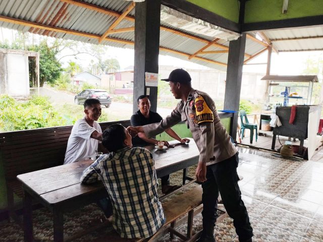 Personel Polsek Pante Ceureumen Polres Aceh Barat berdialog dengan warga Gampong Manjeng saat patroli kamtibmas sekaligus menyampaikan imbauan kewaspadaan terhadap potensi curanmor, Minggu (30/8/2026).