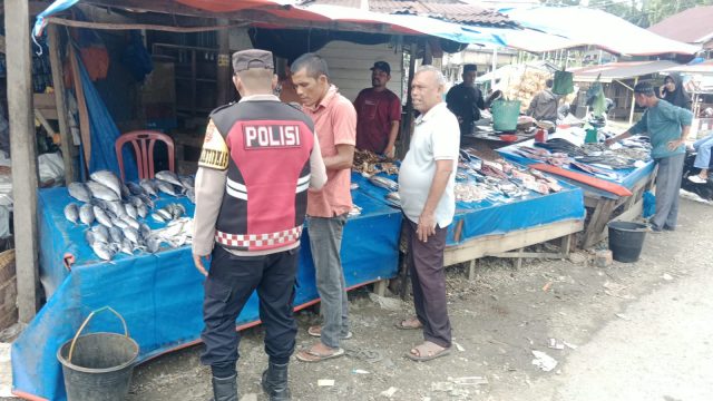 Personel Polsek Arongan Lambalek Polres Aceh Barat berdialog dengan warga Gampong Teupin Peuraho saat patroli kamtibmas untuk memperkuat kewaspadaan dan menjaga keamanan lingkungan, Minggu (30/8/2026).