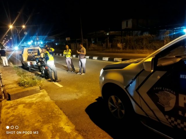 Personel Satlantas Polres Aceh Barat melaksanakan penertiban kendaraan berknalpot brong di sejumlah ruas jalan Kota Meulaboh hingga Simpang Rundeng sebagai upaya menjaga ketertiban, keselamatan, dan kenyamanan pengguna jalan, Sabtu (29/8/2026) malam.