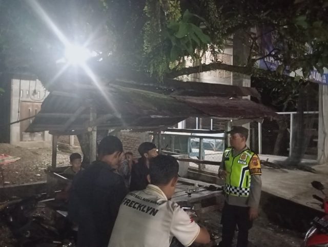 ersonel Polsek Woyla Barat melaksanakan patroli malam dan berdialog dengan masyarakat di Gampong Peuleukung, Kecamatan Woyla Barat, Aceh Barat, untuk menyampaikan pesan kamtibmas serta mengantisipasi potensi gangguan keamanan, Minggu (30/8/2026).