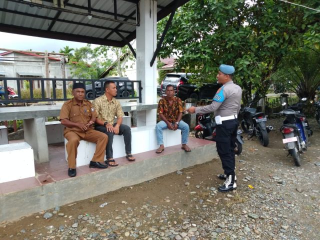 Personel Polsek Pante Ceureumen berdialog dengan warga Gampong Seumantok, Kecamatan Pante Ceureumen, saat patroli dialogis untuk menyampaikan imbauan kamtibmas serta mengantisipasi pencurian dan penipuan online, Senin (31/8/2026).