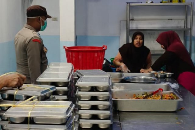 Personel Polsek Woyla Timur melakukan pengecekan dan pengawasan Dapur SPPG Yayasan Bumi Aceh Persada di Gampong Pasi Janeng, Kecamatan Woyla Timur, Aceh Barat, sebagai bagian dari dukungan terhadap pelaksanaan program Makan Bergizi Gratis (MBG), Senin (31/8/2026).
