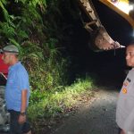 Gerak Cepat Polsek Sungai Mas Evakuasi Truk Tangki CPO yang Terperosok di Jalan Nasional