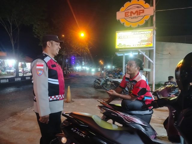 Personel Polsek Johan Pahlawan melaksanakan patroli malam dan menyambangi sejumlah titik di wilayah Kecamatan Johan Pahlawan untuk mengantisipasi gangguan kamtibmas, Senin (31/8/2026).