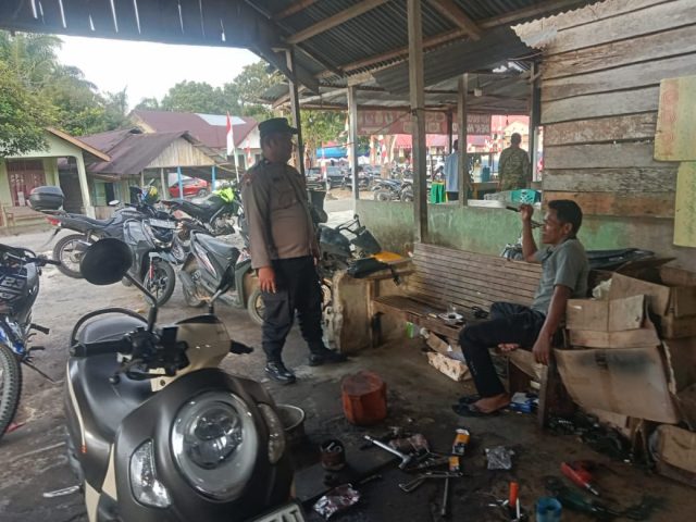 Personel Polsek Woyla Timur berdialog dengan warga di Gampong Blang Luah, Kecamatan Woyla Timur, sekaligus menyampaikan pesan kamtibmas dalam patroli dialogis, Selasa (1/9/2026).