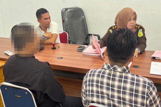 Satresnarkoba Polres Aceh Barat menyerahkan tiga tersangka beserta barang bukti dalam tahap II perkara tindak pidana narkotika jenis sabu kepada Kejaksaan Negeri Aceh Barat, Kamis (27/8/2026).