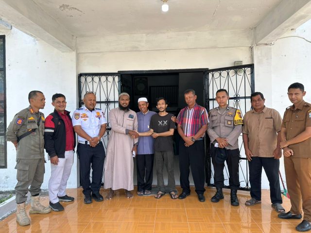 Bhabinkamtibmas Polsek Johan Pahlawan bersama aparatur Gampong Seuneubok memfasilitasi mediasi perselisihan antarwarga hingga kedua pihak sepakat berdamai secara musyawarah dan kekeluargaan, Selasa (1/9/2026).