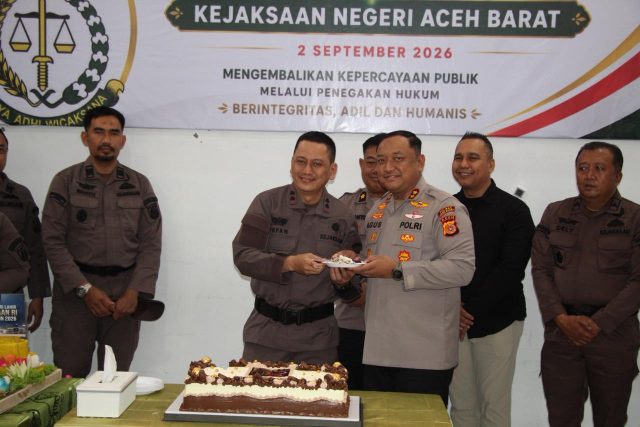 Kapolres Aceh Barat AKBP Agus Sulistianto, S.H., S.I.K., memberikan kejutan kepada Kajari Aceh Barat Irfan Nirwana Satriyadi, S.Kom., S.H., M.H., dalam rangka Hari Lahir Kejaksaan ke-81 Tahun 2026, Rabu (2/9/2026). Dok.Polres Aceh Barat