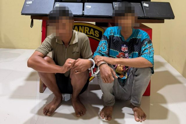 Personel Unit Resmob Satreskrim Polres Aceh Barat mengamankan dua terduga pelaku pencurian di SD Negeri 17 Meulaboh, Selasa (1/9/2026) malam. Dok.Polres Aceh Barat