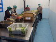 Pastikan MBG Aman Dikonsumsi, Polsek Woyla Timur Cek Dapur SPPG hingga Proses Distribusi
