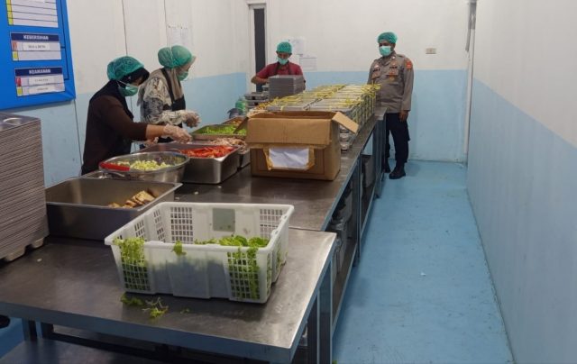 Personel Polsek Woyla Timur melakukan pengawasan Dapur SPPG untuk memastikan keamanan dan kelayakan makanan program MBG, Kamis (3/9/2026). Dok.Polres Aceh Barat