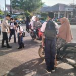 Tak Sekadar Mengatur Lalu Lintas, Polsek Johan Pahlawan Hadir Beri Rasa Aman bagi Warga