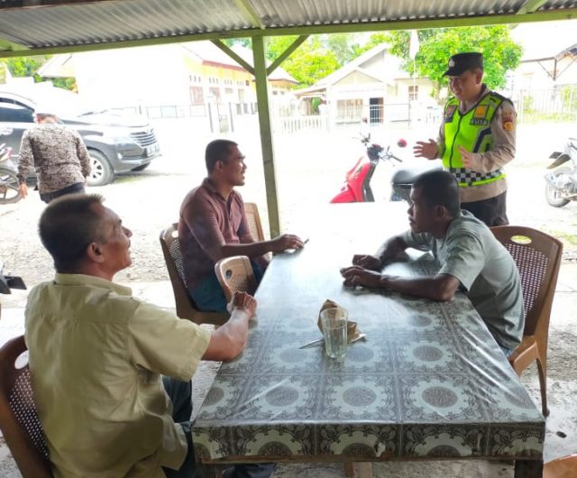 Personel Polsek Arongan Lambalek menyambangi warga dan menyampaikan imbauan waspada penipuan online di Gampong Suak Keumudei, Jumat (4/9/2026). Dok.Polres Aceh Barat