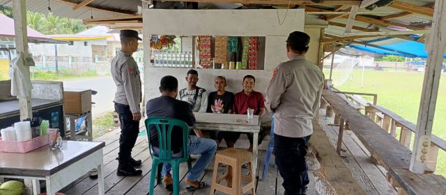 Personel Polsek Woyla menyambangi warga dan menyampaikan pesan kamtibmas di Gampong Kuala Bhee, Jumat (4/9/2026). Dok.Polres Aceh Barat