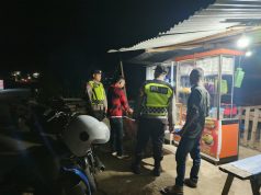 Malam Hari di Gampong Lancong, Polisi Hadir Sapa Warga dan Perkuat Kesadaran Menjaga Keamanan Bersama