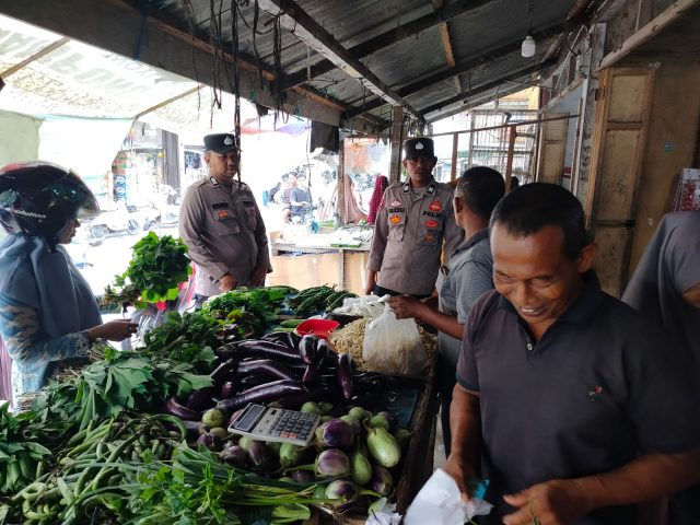 Personel Polsek Woyla memantau aktivitas perdagangan dan menyambangi warga di Gampong Kuala Bhee, Sabtu (5/9/2026). Dok.Polres Aceh Barat
