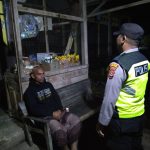 Menjelang Tengah Malam, Polisi Perkuat Kehadiran di Tengah Warga Woyla Timur
