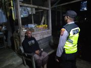 Menjelang Tengah Malam, Polisi Perkuat Kehadiran di Tengah Warga Woyla Timur