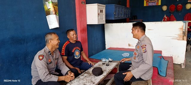Personel Polsek Woyla berkoordinasi dengan petugas Damkar dan BPBD Unit Woyla dalam rangka mengantisipasi karhutla di Gampong Pasi Aceh, Minggu (6/9/2026). Dok.Polres Aceh Barat