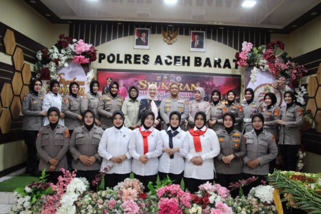 Kapolres Aceh Barat AKBP Agus Sulistianto memberikan arahan kepada Polwan dalam syukuran Hari Jadi ke-78 Polwan RI di Aula Zainuddin Makam, Senin (7/9/2026). Dok.Polres Aceh Barat