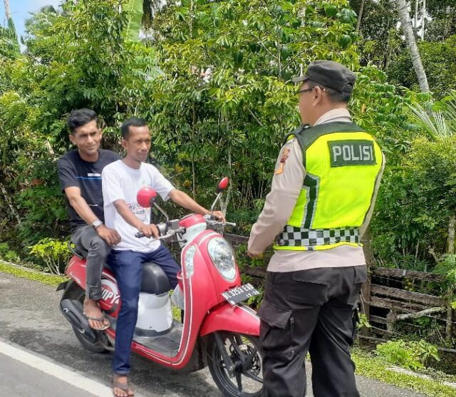 Personel Polsek Arongan Lambalek menyambangi warga Gampong Suak Ie Beuso dan mengingatkan pentingnya tertib serta keselamatan berlalu lintas, Senin (7/9/2026). Dok.Polres Aceh Barat