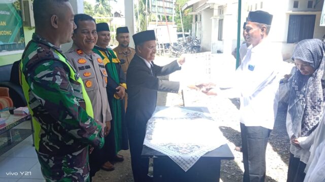 Kapolsek Sungai Mas IPTU Fauzi Adha menghadiri pelantikan dan pengambilan sumpah jabatan Imum Mukim Darul Ikhsan, Senin (7/9/2026). Dok.Polres Aceh Barat