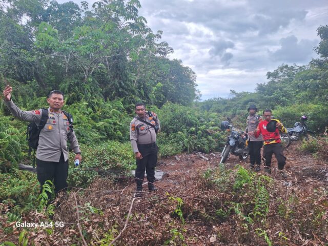 Waka Polres Aceh Barat Kompol Hari Purnomo memimpin pengecekan titik api karhutla di Gampong Leukeun, Kecamatan Samatiga, Senin (7/9/2026). Dok.Polres Aceh Barat