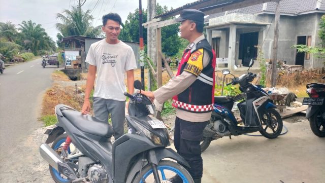 Personel Polsek Meureubo menyambangi warga dan menyampaikan pesan kamtibmas terkait pencegahan karhutla serta bahaya narkoba, Kamis (10/9/2026). Dok.Polres Aceh Barat