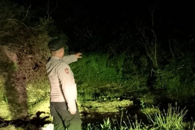 Personel Polsek Arongan Lambalek bersama aparatur desa dan warga melakukan pengecekan lokasi yang terindikasi titik api di Desa Karang Hampa, Rabu (9/9/2026). Dok.Polres Aceh Barat