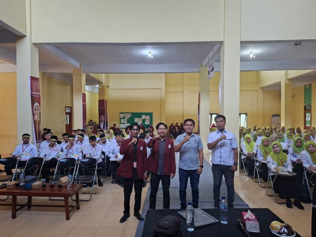 Personel Satresnarkoba Polres Aceh Barat memberikan edukasi bahaya narkoba kepada mahasiswa baru Universitas Cipta Mandiri dalam kegiatan PKKMB, Jumat (11/9/2026). Dok.Polres Aceh Barat