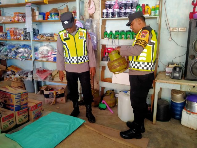 Personel Polsek Sungai Mas memantau harga kebutuhan pokok di pasar dan warung Gampong Tanoh Mirah, Minggu (13/9/2026). Dok.Polres Aceh Barat