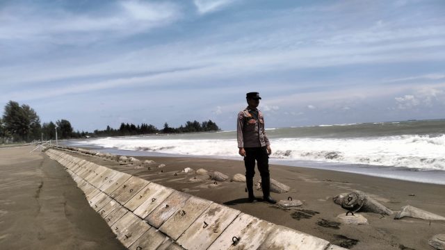 Personel Polsek Johan Pahlawan memantau kondisi banjir rob di Gampong Suak Indrapuri, Pasir dan Ujung Kalak, Minggu (13/9/2026). Dok.Polres Aceh Barat
