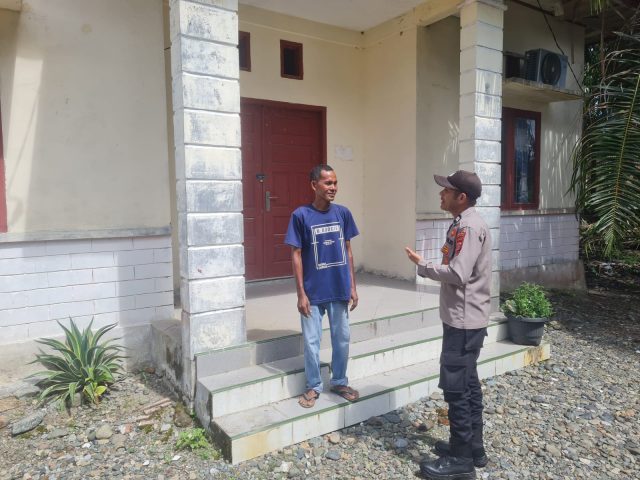 Personel Polsek Pante Ceureumen melaksanakan patroli dialogis dan menyampaikan imbauan kamtibmas kepada warga di Gampong Manjeng, Minggu (13/9/2026). Dok.Polres Aceh Barat