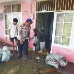 Air Laut Meluap ke Permukiman, Satpolairud Aceh Barat Siaga dan Bantu Warga Pesisir Gampong Pasir