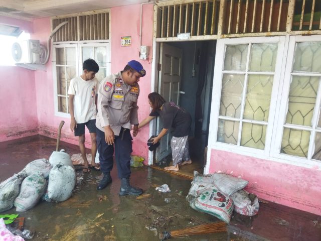 Personel Satpolairud Polres Aceh Barat membantu warga dan memantau pasang air laut yang meluap ke permukiman Gampong Pasir, Minggu (13/9/2026). Dok.Polres Aceh Barat