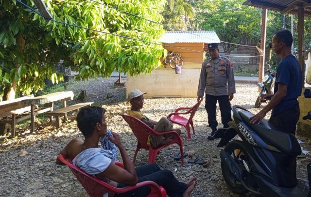 Personel Polsek Woyla Timur menyambangi warga dan menyampaikan pesan kamtibmas di Gampong Tangkeh, Senin (14/9/2026). Dok.Polres Aceh Barat