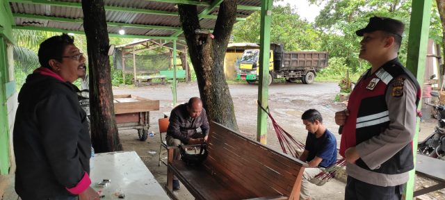 Personel Polsek Johan Pahlawan menyambangi warga dan menyampaikan pesan kamtibmas di Gampong Seuneubok dan Lapang, Senin (14/9/2026). Dok.Polres Aceh Barat