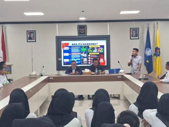 Personel Satresnarkoba Polres Aceh Barat memberikan edukasi bahaya narkoba dan judi online kepada mahasiswa baru UTU, Selasa (15/9/2026). Dok.Polres Aceh Barat
